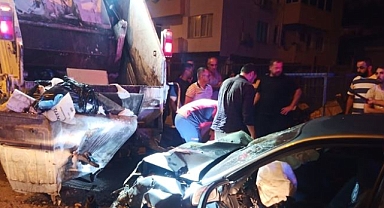 Otomobil çöp kamyonuna çarptı, 1 kişi öldü, 4 kişi yaralandı