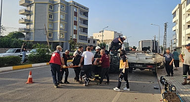 Park halindeki kamyonete çarpan otomobildeki 2 kişi yaralandı