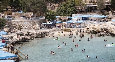 Plajlar bayram tatilini denizde geçirmek isteyenleri ağırlıyor