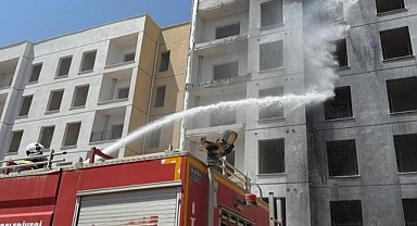 Şantiye alanında binaya sıçrayan yangın söndürüldü