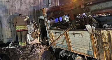 Üst geçit duvarına çarpan kamyondaki 2 kişi yaralandı