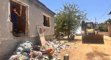 Zihinsel Engelli Kadının Çöp Evinde Temizlik Çalışması