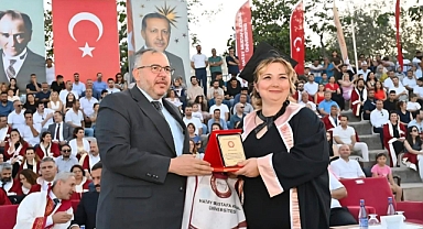 49 YAŞINDA DERECEYLE MEZUN OLDU