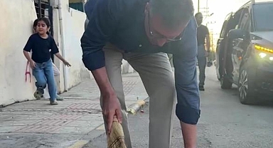 Belediye Başkanı Sokağı Kendi Süpürdü