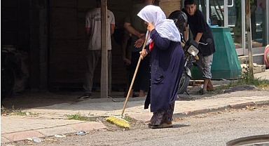 Çevreye Gönülden Sahip Çıkan Teyzemizin Ellerinden Öpüyorum