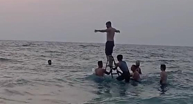 Denizin Ortasına Merdiven Kurup, Eğlendiler