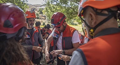 DEPREM KAHRAMANLARI OMUZ OMUZA