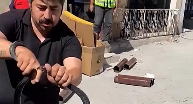 Eve Giren Yılanı Yakalamak İsterken Parmağını Kaptırdı