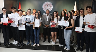 Hatay'da LGS ve YKS'de Başarılı Olan Öğrenciler Ödüllendirildi