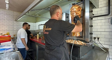 Kafasına Buz Torbası Koyarak Serinlemeye Çalıştı