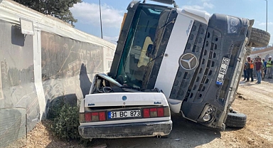 Kamyon, Tofaş Aracın Üzerine Devrildi