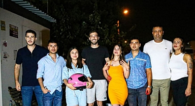 Kız arkadaşına vurulma mizansenli evlenme teklifi eden genç polis merkezine götürüldü
