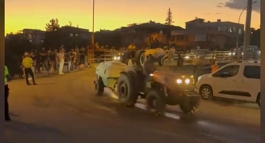 Köylüler Yangın Bölgesine Traktörlerle Su Taşıdı