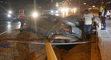 Otomobil Aydınlatma Direğine Çarptı: 4 Yaralı