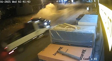 Otomobil Kamyonetle Kafa Kafaya Çarpıştı