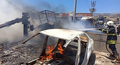 Otomobil Ve Traktör Alevlere Teslim Oldu