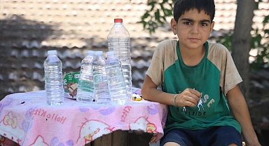 Su Satarak Bisiklet Parasını Biriktiriyor