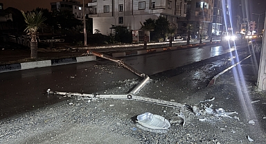 Çekici, Aydınlatma Direğini Devirdi