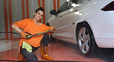 Oto Yıkmaya Kadın Eli