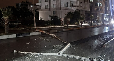 Hatay'da çekicinin çarptığı aydınlatma direği devrildi