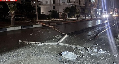 HATAY'DA TIR KAZASI,ELEKTRİK DİREĞİ DEVRİLDİ!