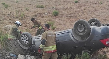 İskenderun'da şarampole devrilen otomobildeki 2 kişi yaralandı