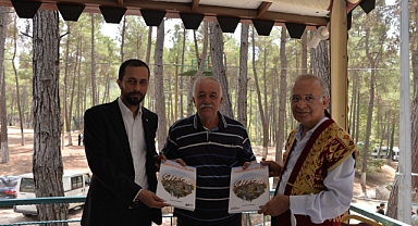 Kalaycıoğlu, Kitabını, Aba Güreşi Şampiyonasında Tanıttı