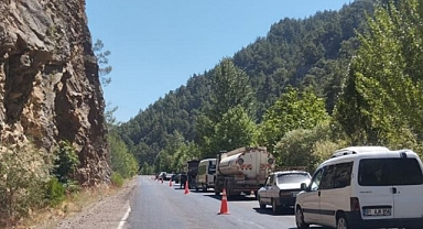 Kara yolunda tehlike arz eden kayalar temizleniyor