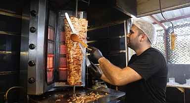 Kavurucu Sıcakta 2 Bin TL Yevmiyeye Döner Ustasının Zorlu Mesaisi