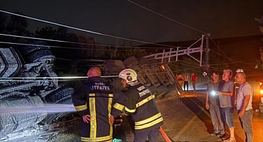 Kırıkhan'da Tır Devrildi