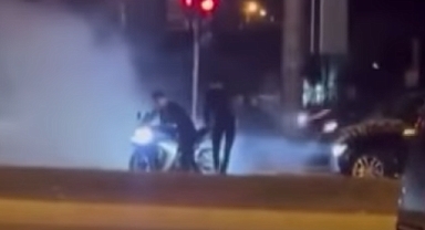 Kırmızı Işıkta Tehlikeli Şov Sosyal Medyada Gündem Oldu