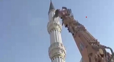 Minarenin Yerle Bir Olduğu Anlar Kameraya Yansıdı