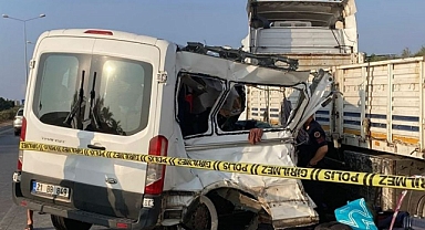Öğrencileri taşıyan minibüs tıra çarptı, 1'i çocuk 2 kişi öldü, 10 kişi yaralandı