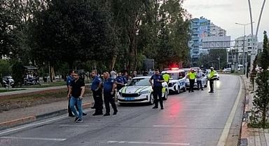 Refüje ve aydınlatma direğine çarpan motosikletin sürücüsü öldü