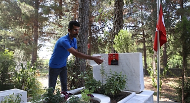 Şehit Başçavuş Ferhat Gedik'in Kardeşi, Ağabeyinin Mezarını Ziyaret Etti