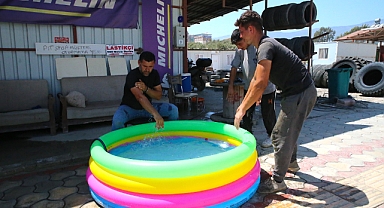 Şişme Havuzda Çocuklar Serinliyor