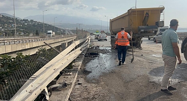 Tır Bariyerlere Saplandı