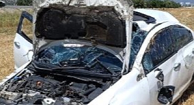 Yolcu otobüsü ile otomobilin çarpıştığı kazada 3 kişi yaralandı