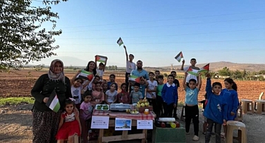 Annelerinin Yaptıkları Yiyecekleri Satan Minikler Gönülleri Fethettiler