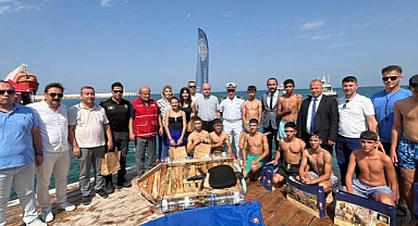 Atık Malzemelerden Yaptıkları Teknelerle Yarıştılar