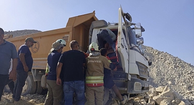 Devrilen Hafriyat Kamyonun Sürücüsü Yaralandı
