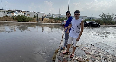 Hatay'da Sağanak Yağış Yolları Göle Çevirdi