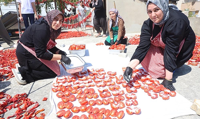Kadınların Kuruttuğu Domatesler, Sofraları Süslüyor