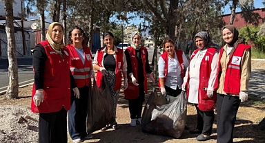 Kızılay Kadın Kolları Gönüllülerinden Çevre Temizliği