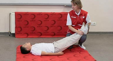 KIZILAY OKULLAR İÇİN İLK YARDIM REHBERİ HAZIRLADI