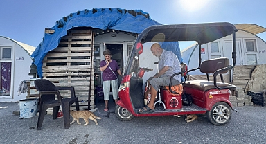 KOAH Hastası Depremzede Sahipsiz Hayvanları Besliyor