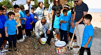 Öğrenciler fidan dikerek dersbaşı yaptı