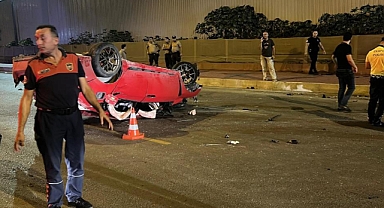 Otomobil, Kaldırımda Yürüyen Yayaların Arasına Daldı