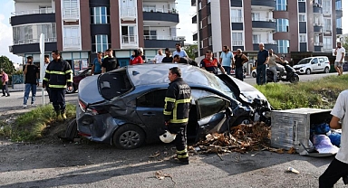 Otomobille Minibüs Çarpıştı