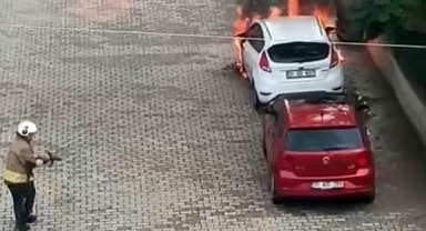 Park Halindeki Otomobil Alev Alev Yandı